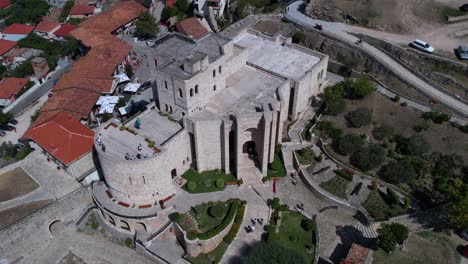 vista aérea del castillo de skanderbeg en kruja con paredes arqueadas y de piedra del museo