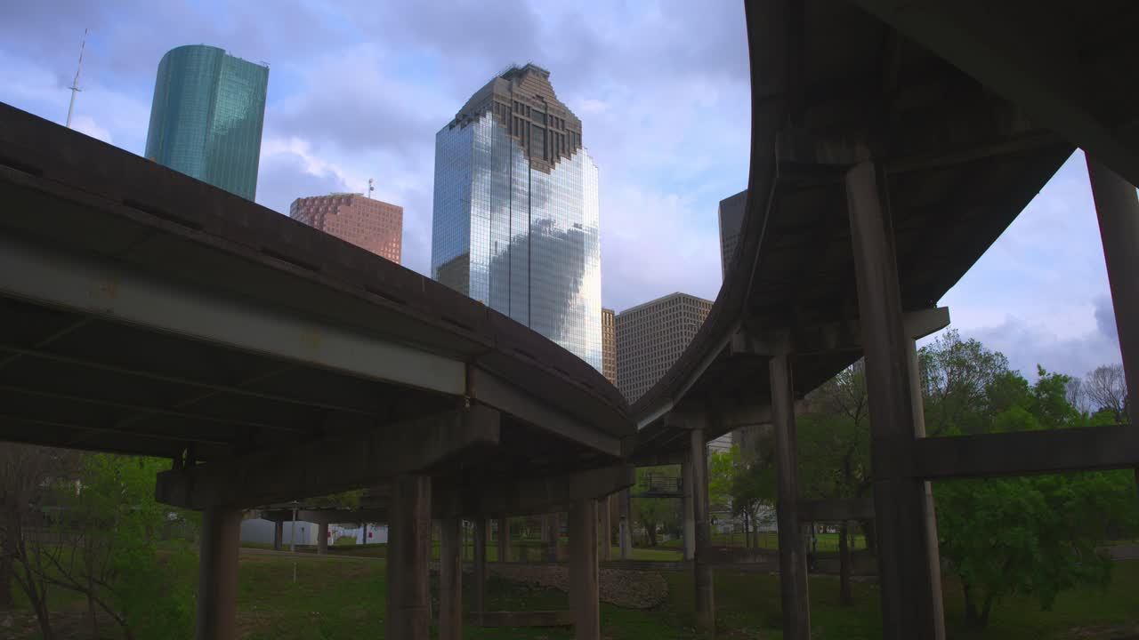Buffalo Bayou Flowing Through Downtown Houston – Stunning 4K View