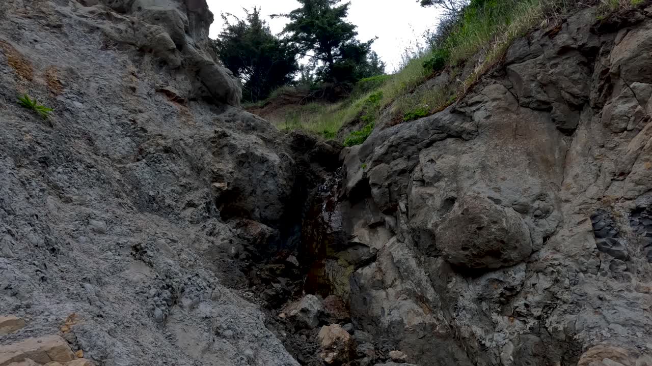 el agua gotea por la pared de roca.