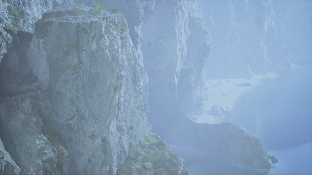 안개가 가득한 산과 조용한 호수