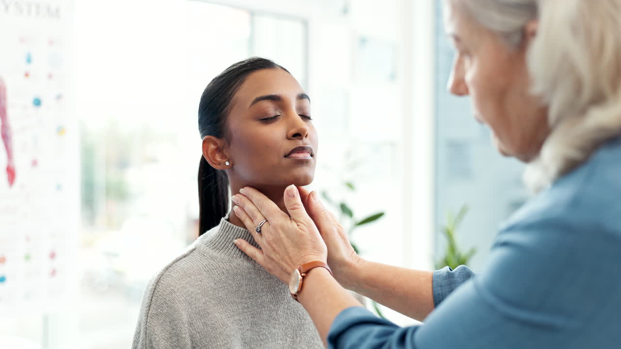 Medico, paziente e mani sul collo per assistenza sanitaria