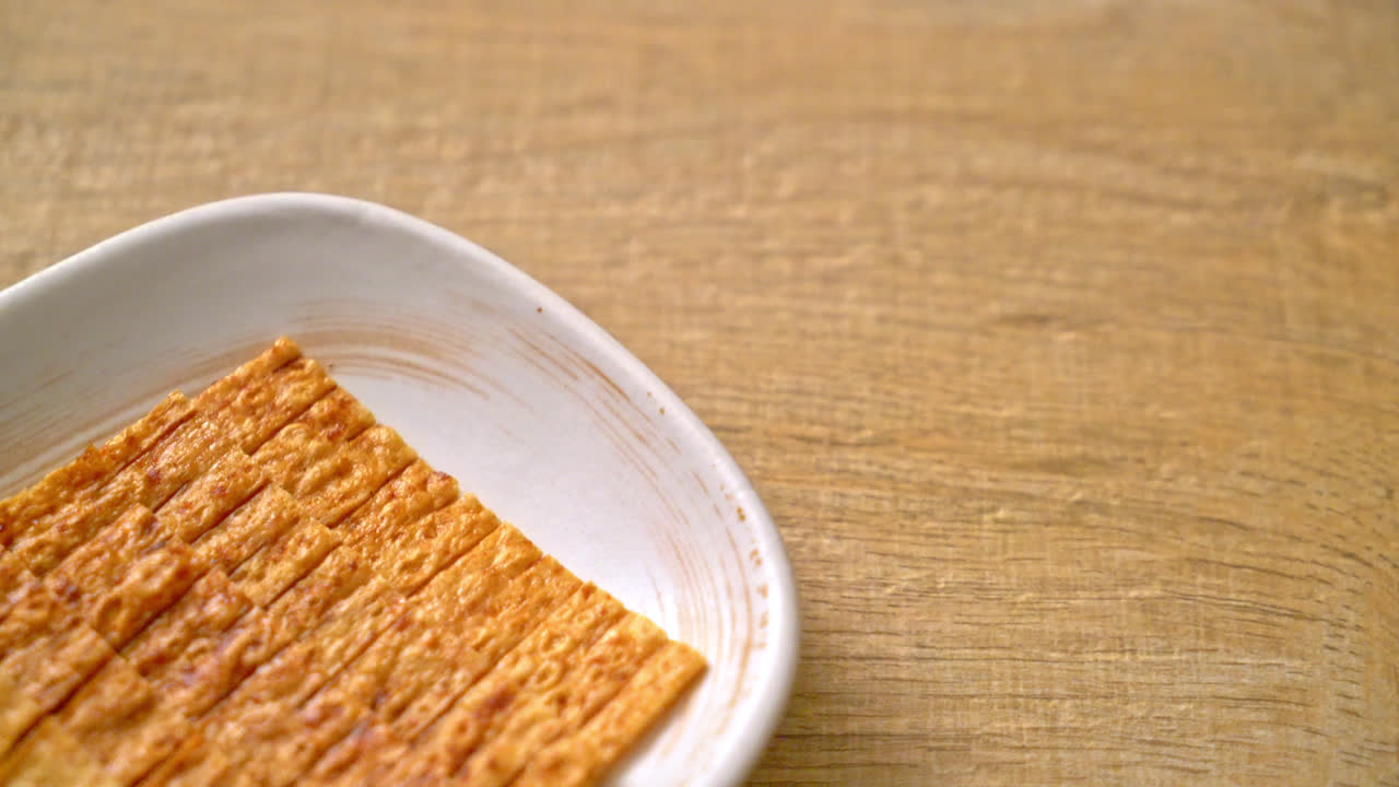 접시에 오징어 해산물 간식