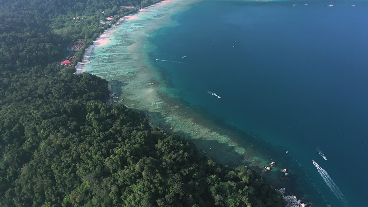 우리는 여기서 우리 자신의 속도로 움직입니다.