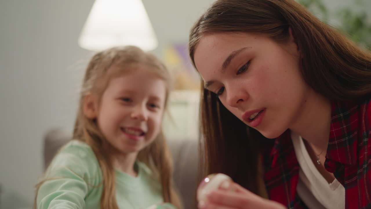 행복 한 소녀 들 은 화려 한 이스터 달 ⁇  을 보며 즐거워 한다