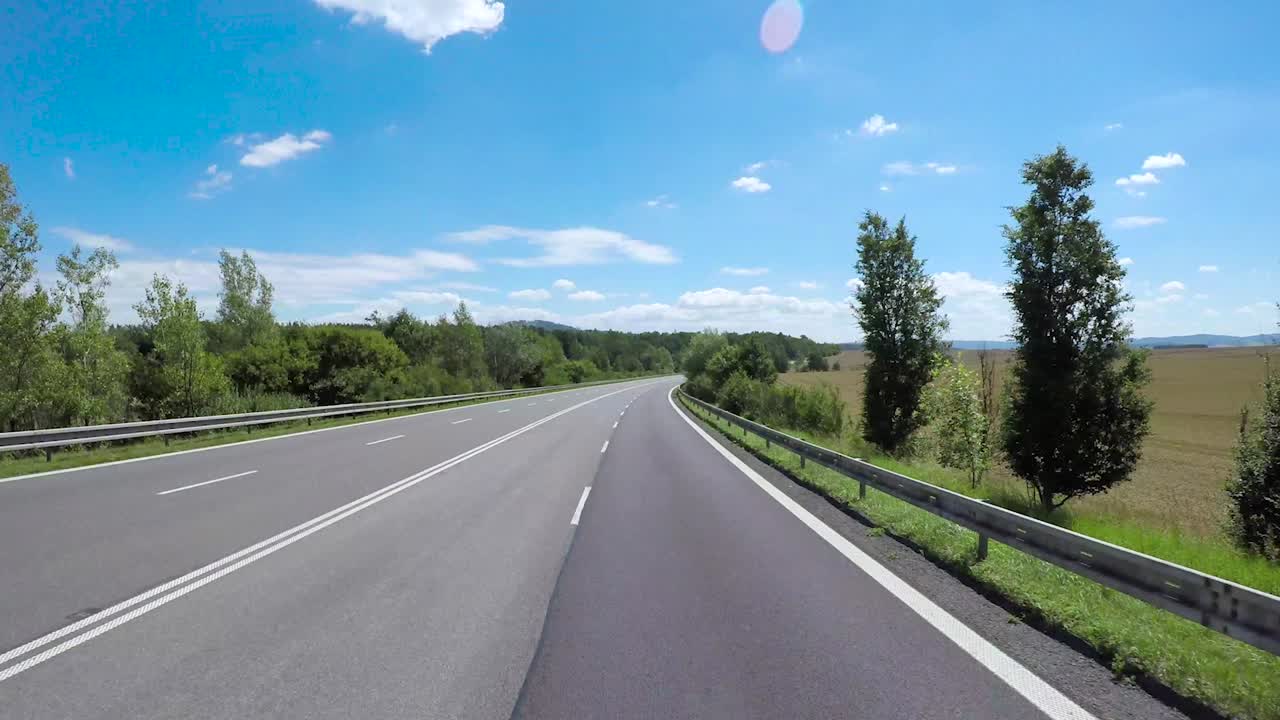 타임 ⁇ 스 자동차가 고속도로에서 운전하고 있습니다.