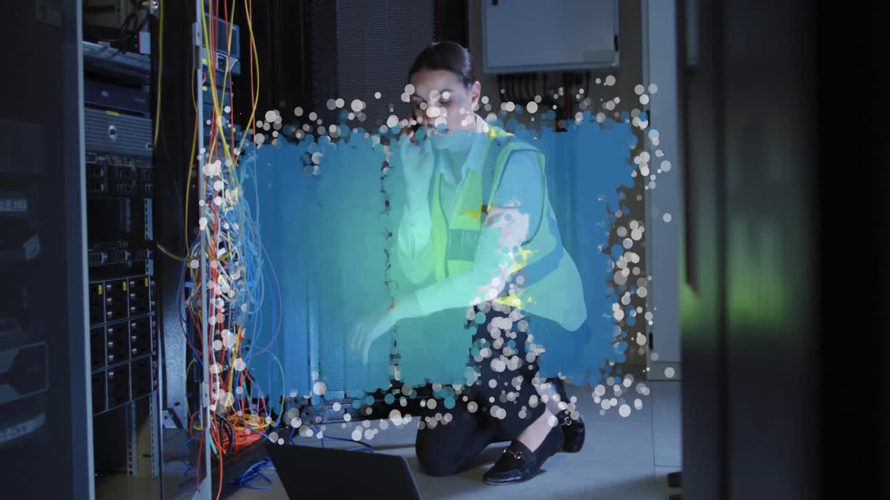 컴퓨터 서버에 의해 코카시안 여성 it 엔지니어에 대한 nft 텍스트 및 데이터 처리 애니메이션