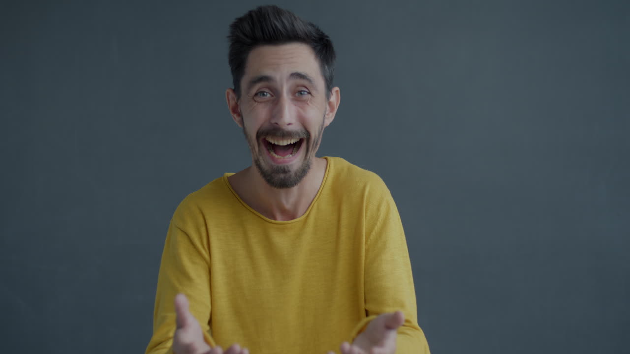 uomo che esprime sorpresa