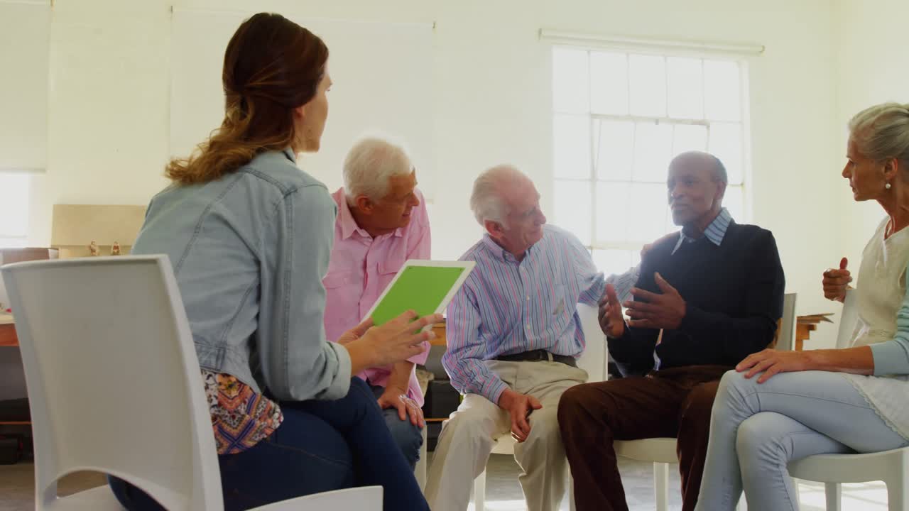 서로 상호작용하는 사람들의 그룹 4k