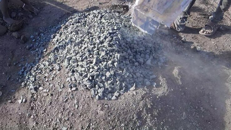Bygningsarbejder, der forbereder beton til byggeri på byggepladsen