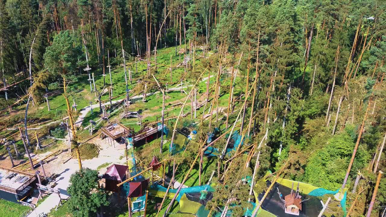 un parque de atracciones en ruinas después de una tormenta