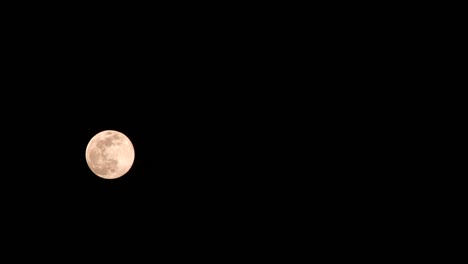 Timelapse-De-Una-Luna-Llena-En-Movimiento-Con-Nubes-En-Chipre