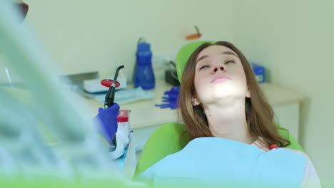 relleno dental en la clínica dental. dentista que trabaja en la cavidad oral del paciente