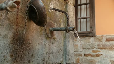 Fließendes-Kaltes-Quellwasser-Aus-Einem-Alten-Dorfbrunnen