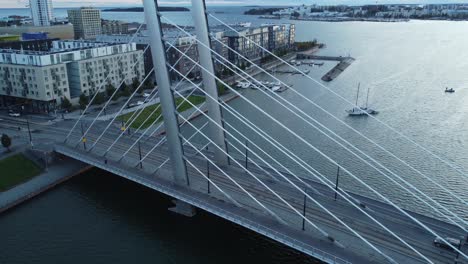 Velero-De-Dos-Mástiles-Incapaz-De-Pasar-Por-Debajo-Del-Puente-Crusell-En-Helsinki