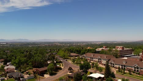 Un-Dron-Flotando-Sobre-Los-Suburbios-Y-Un-Hospital-En-Medio-De-Odgen-Utah