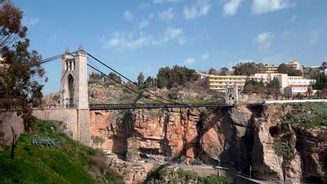 plongez dans la beauté sereine des ponts emblématiques de constantine avec ces superbes images