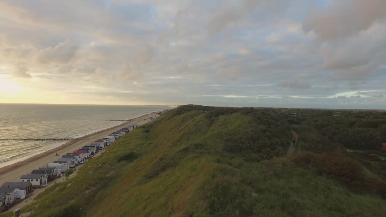 antena: la playa entre vlissingen y dishoek durante la puesta de sol