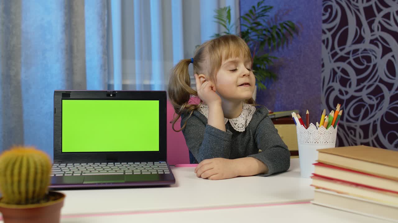 niño preescolar niña niño aprendizaje a distancia en línea en el hogar, educación de niños en el bloqueo de covid-19