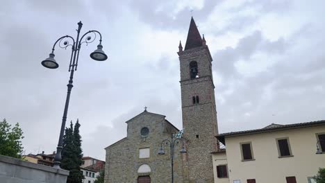 Iglesia-De-San-Agustín-Contra-El-Espectacular-Cielo-Sobre-La-Plaza-Arezzo-En-Toscana,-Italia