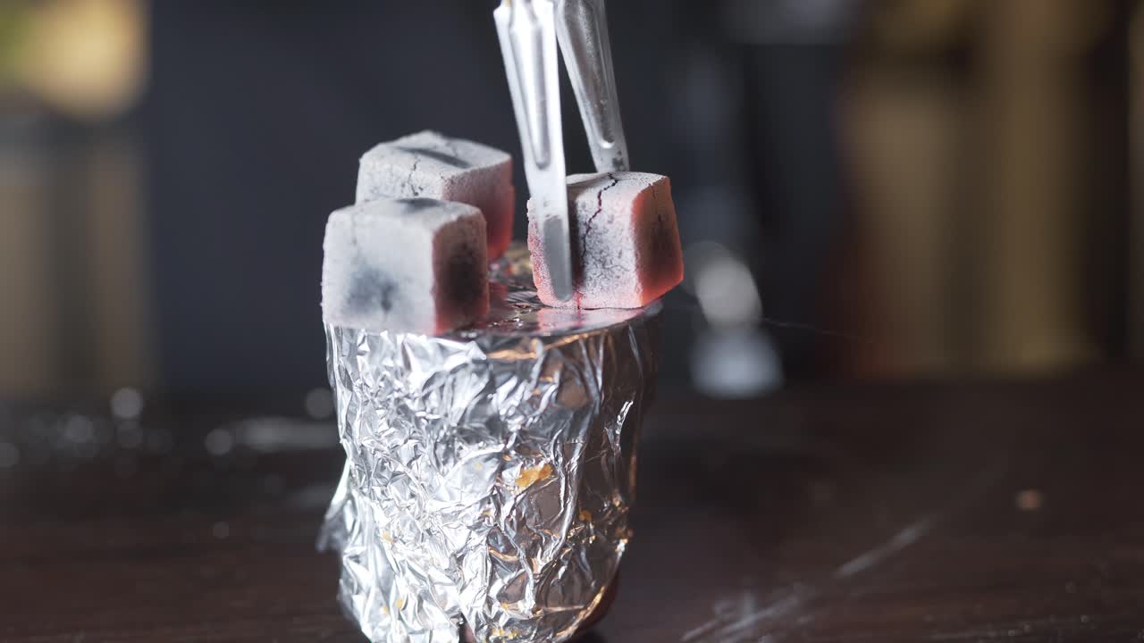 video de primer plano mientras el hombre está haciendo una pipa de agua