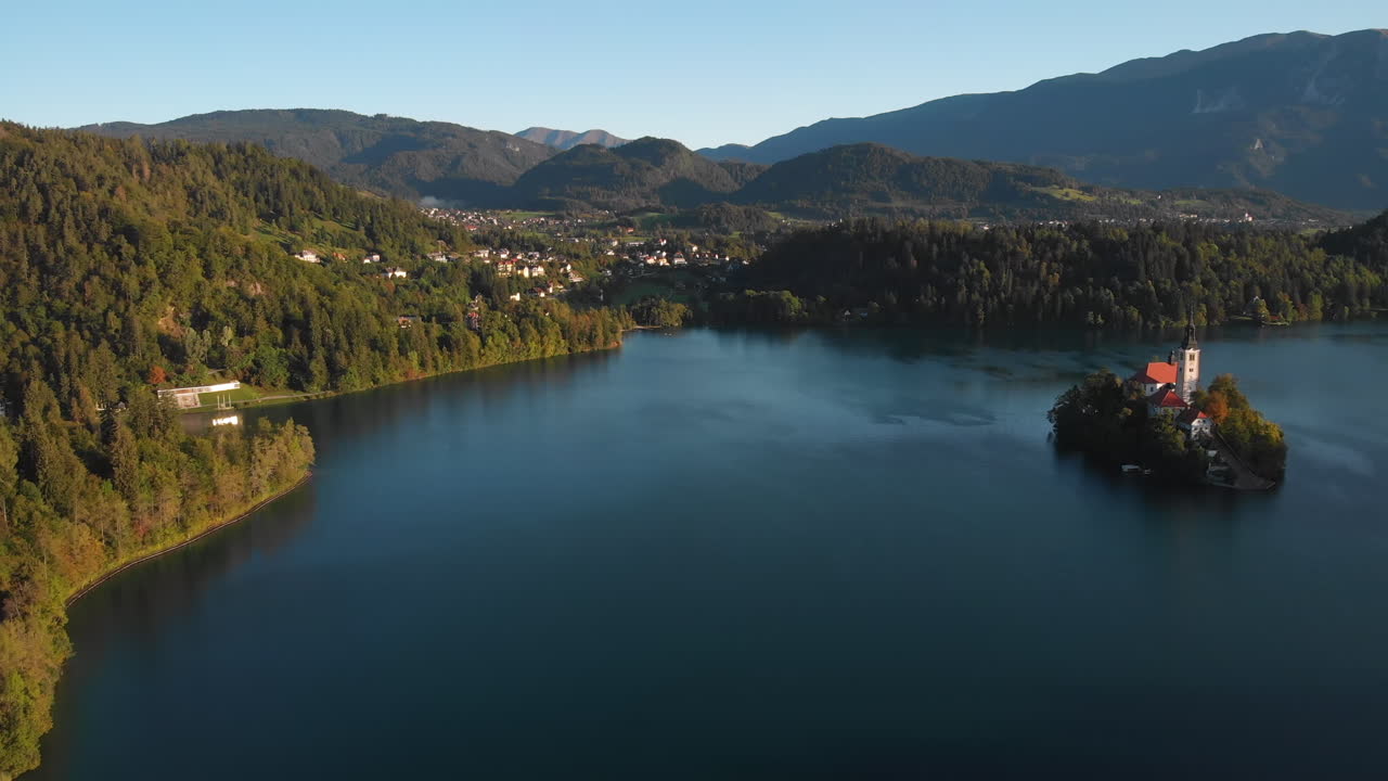 Ripresa aerea con drone della chiesa nel lago di Bled, Slovenia