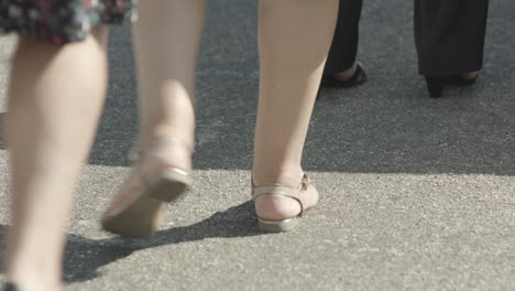 pés femininos andando na rua