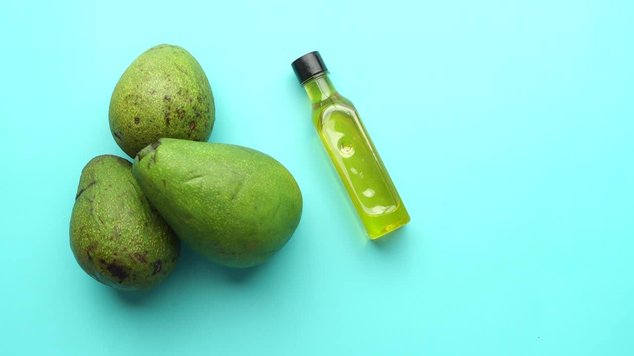 파란색 바탕에 아보카도와 아보카도의 기름