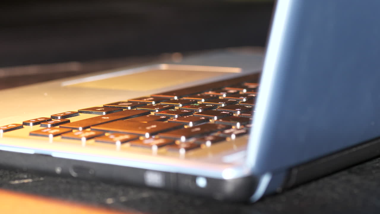 사람이 노트북을 열고 근무일을 시작하기 위해 화면을 조정하고 있습니다.