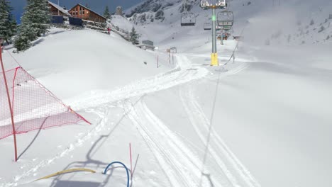 Leere-Bänke-Bewegen-Sich-Ohne-Skifahrer-Den-Hang-Entlang