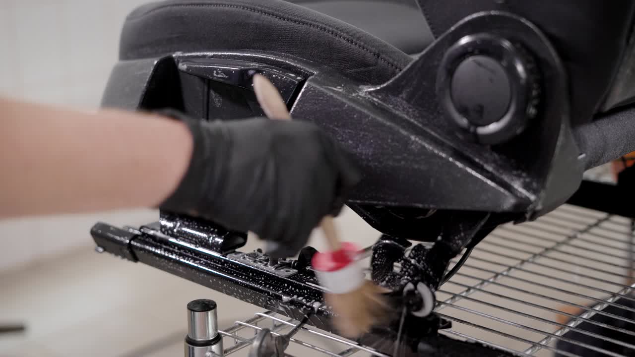 persona anónima pintando detalle del coche