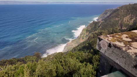punto de vista alto en la costa norte de la isla de madeira paisaje en cámara lenta