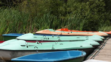 Barcos-Atracados-En-El-Lago-Rojo-En-El-Condado-De-Harghita,-Rumania