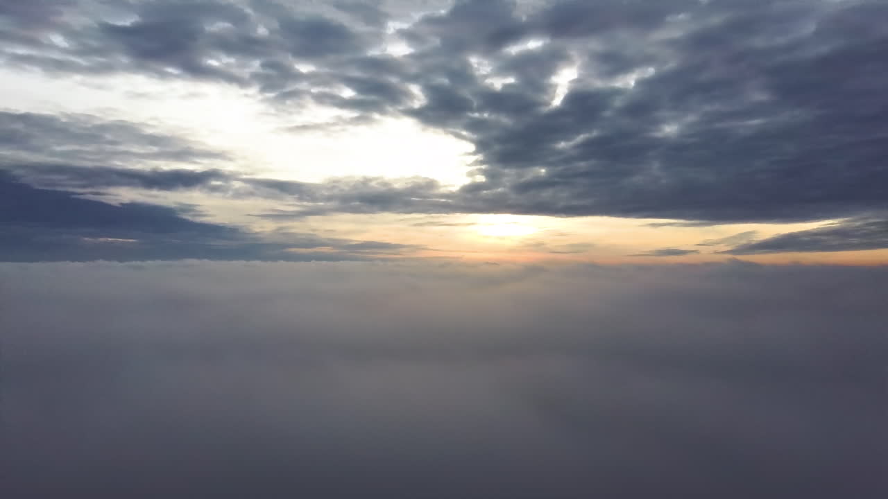 volar por encima de las nubes durante el amanecer
