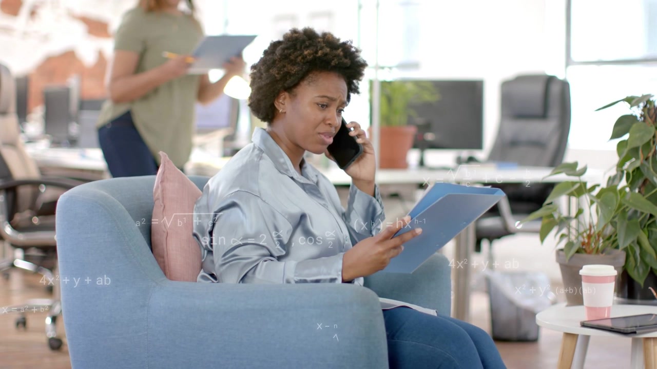 Femme recevant un appel et lisant un dossier bleu dans un bureau d'affaires, tandis que des formules guident l'analyse.