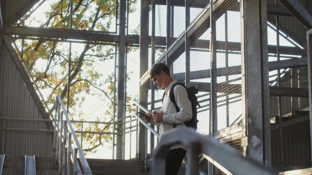 joven subiendo las escaleras en un edificio industrial urbano