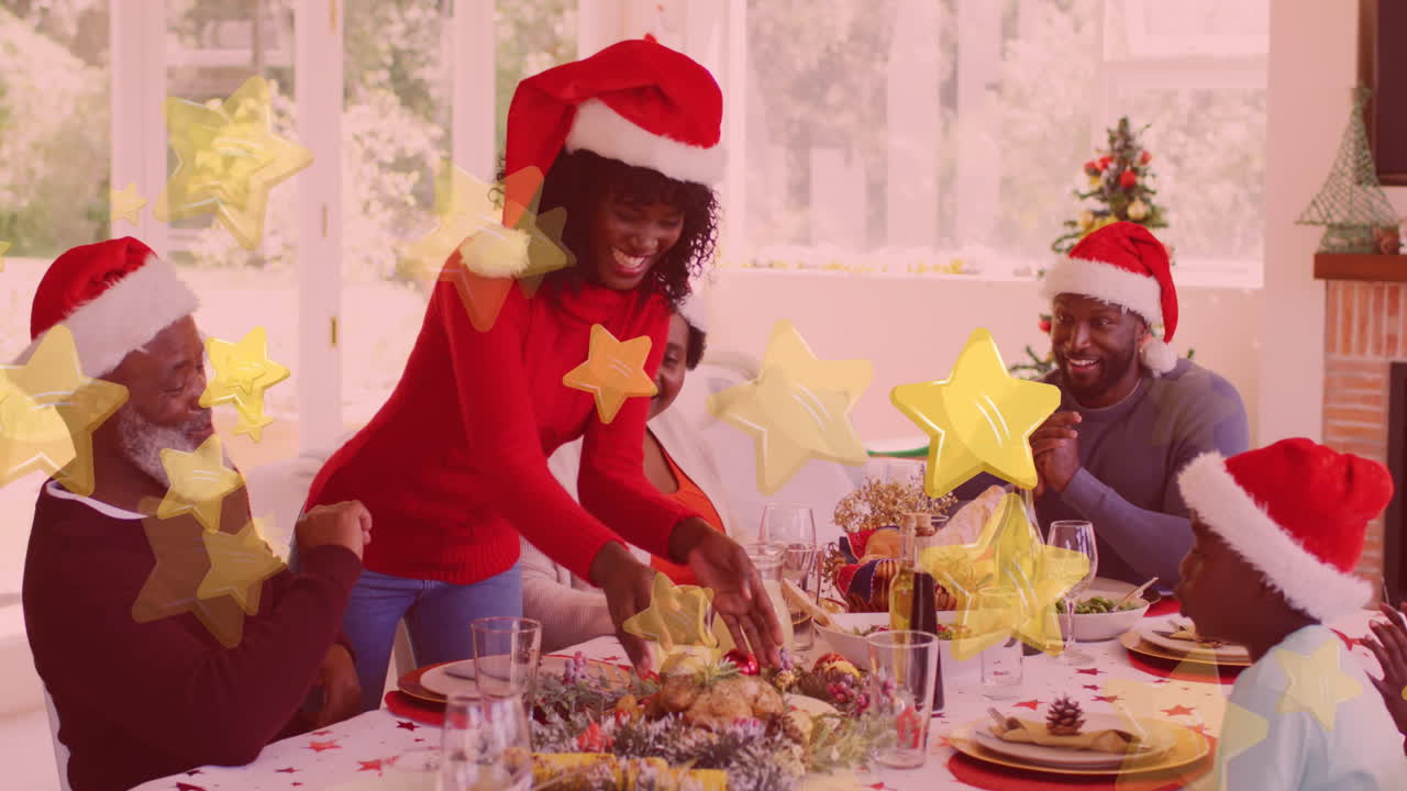 iconos de estrellas amarillas cayendo contra una mujer afroamericana que sirve comida para la cena durante la navidad