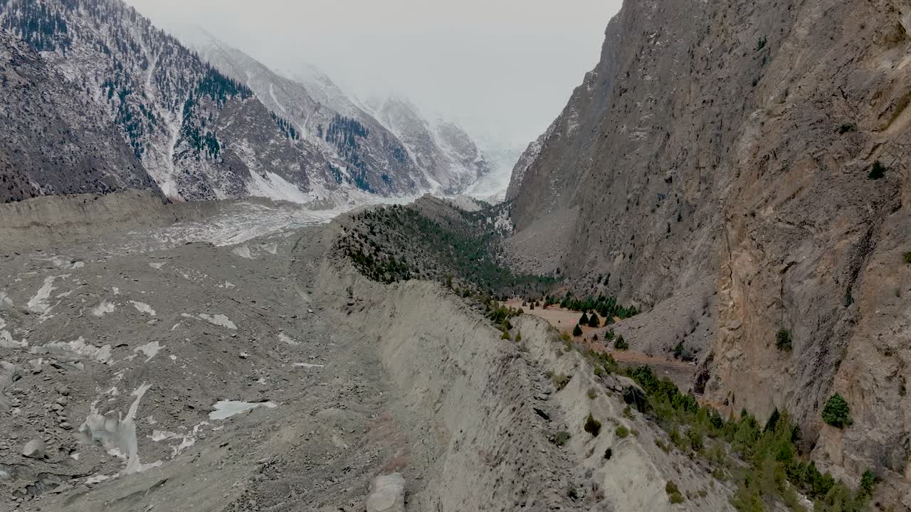 increíble paisaje de montañas cerca del campo de cricket de pissan en el valle de nagar, pakistán