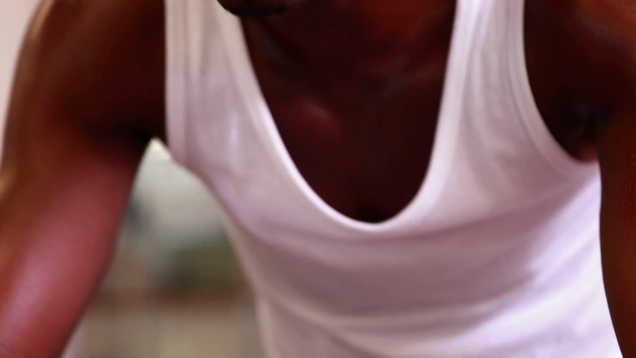 hombre en forma trabajando en la bicicleta de ejercicio