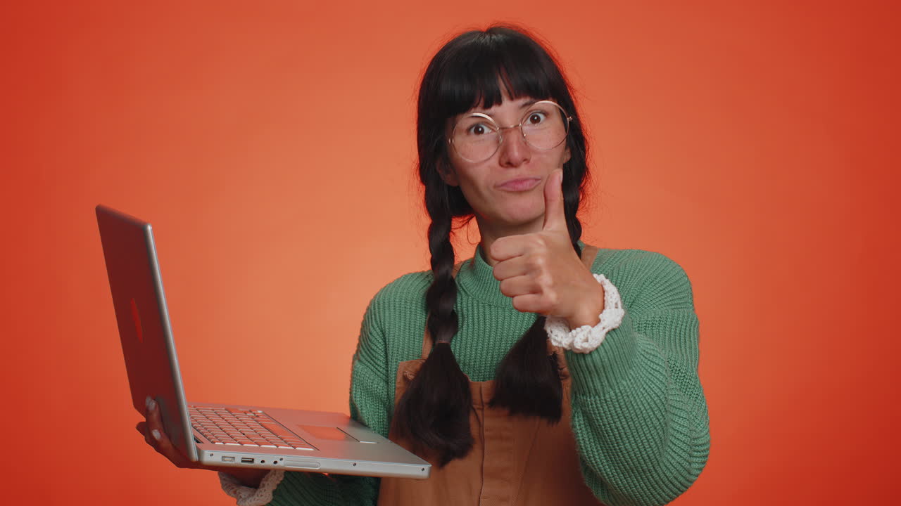 mujer feliz trabajando en línea en una computadora portátil mostrando el pulgar hacia arriba comentarios positivos como ganar la lotería buena oferta