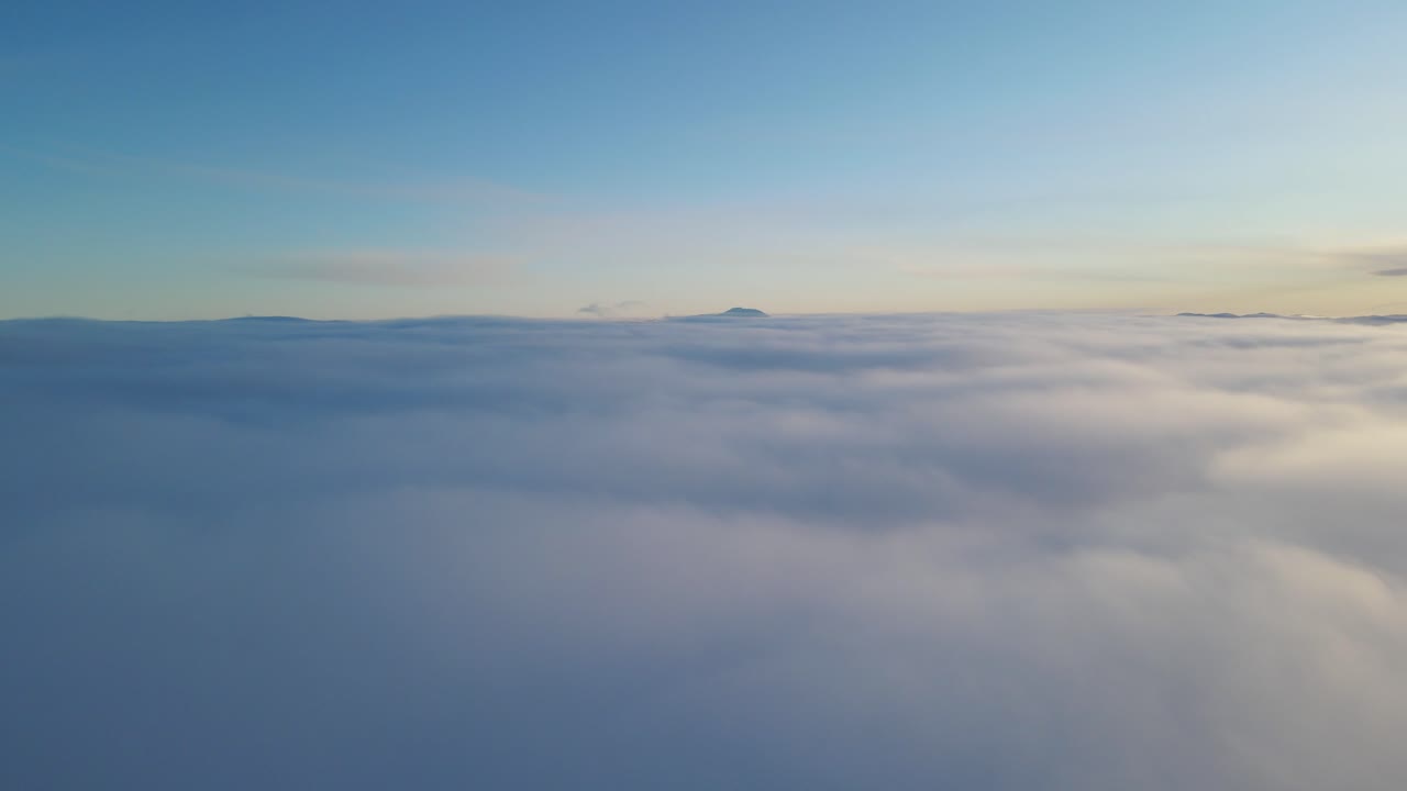 일몰 시간에 구름 위로 비행