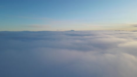 vliegen over wolken bij zonsondergang