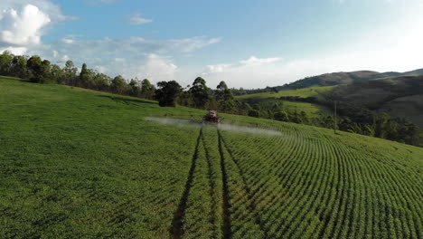 tractor rociando plantaciones de soja en brasil