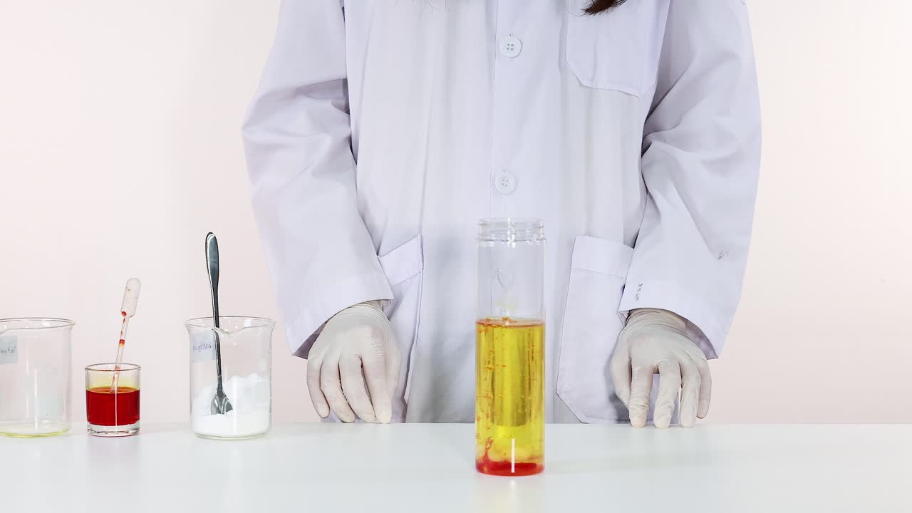 과학자가 활기찬 용암 램프 실험을 보여줍니다.