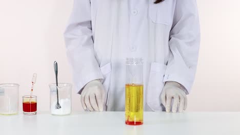 el científico demuestra un experimento de lámpara de lava vibrante
