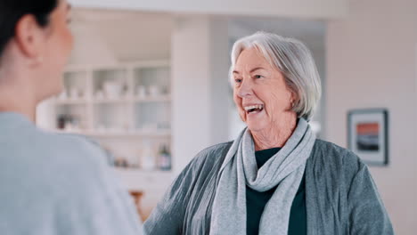 Senior,-Frau-Oder-Tochter-Mit-Umarmung