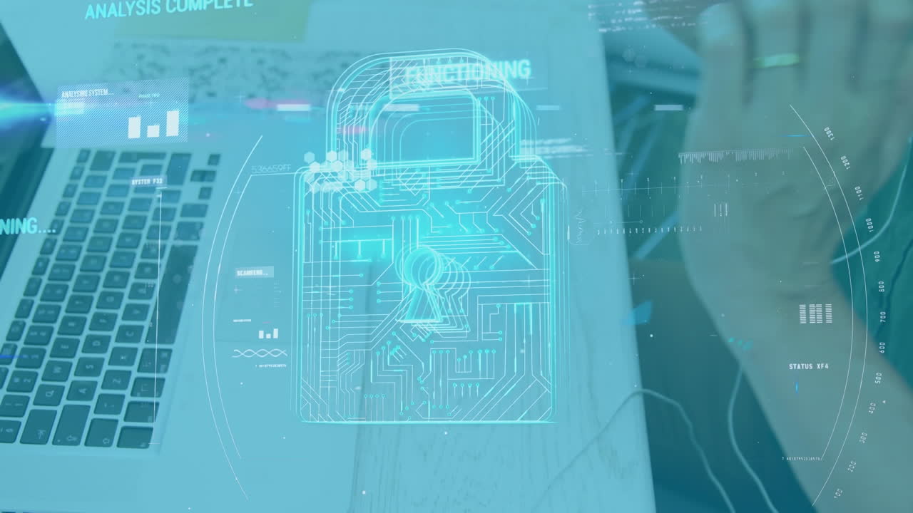 animación del candado de seguridad en línea y procesamiento de datos en una computadora portátil