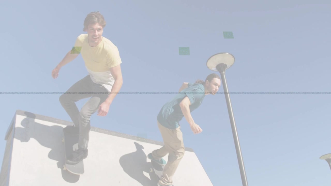 Dua pemain skateboard menggeser berat badan dan meluncur ke ramp beton, berlatih olahraga meluncur melewati lampu.