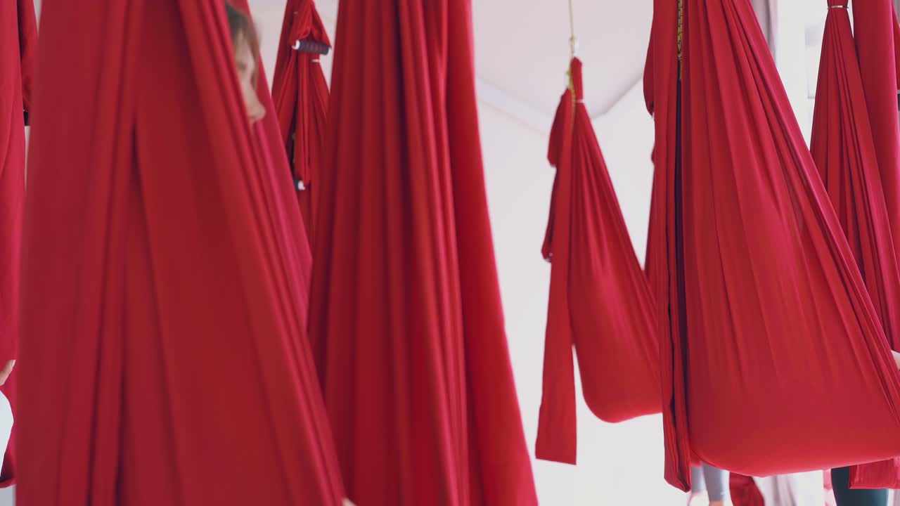 편안한 여성들은 나비 비행 요가 아사나에서 앉아 명상합니다.