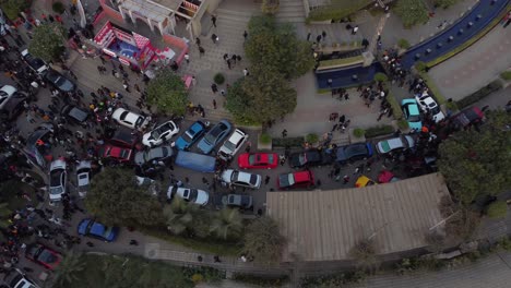 vista aérea de las personas que asisten a la exhibición de autos pakwheels en karachi