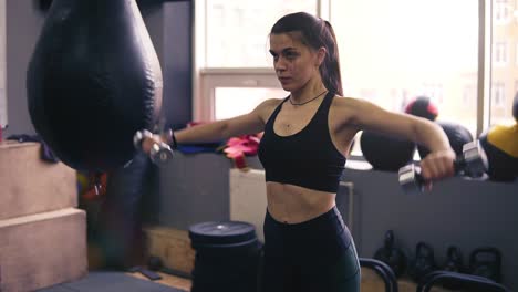 imágenes de una mujer atlética morena haciendo ejercicio con pesas, estilo de vida saludable, fitness, bienestar.